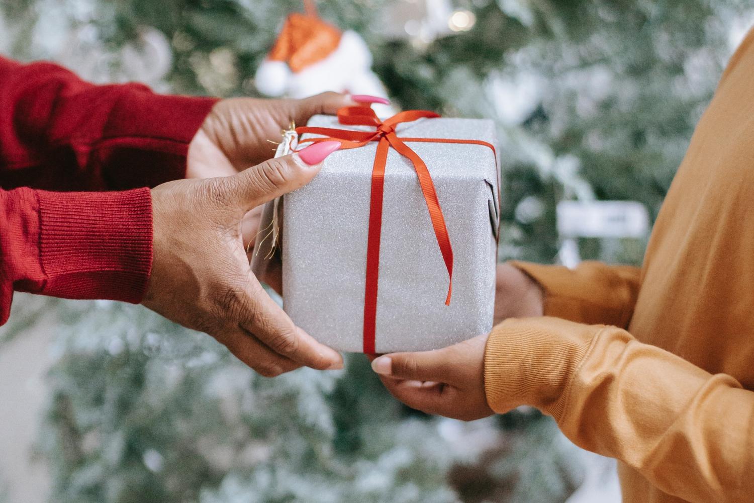 Sending Gifts to Your Friends Back Home Is a Love Language 8 Best Gifts With Which You Can Praise Your Mother (1)