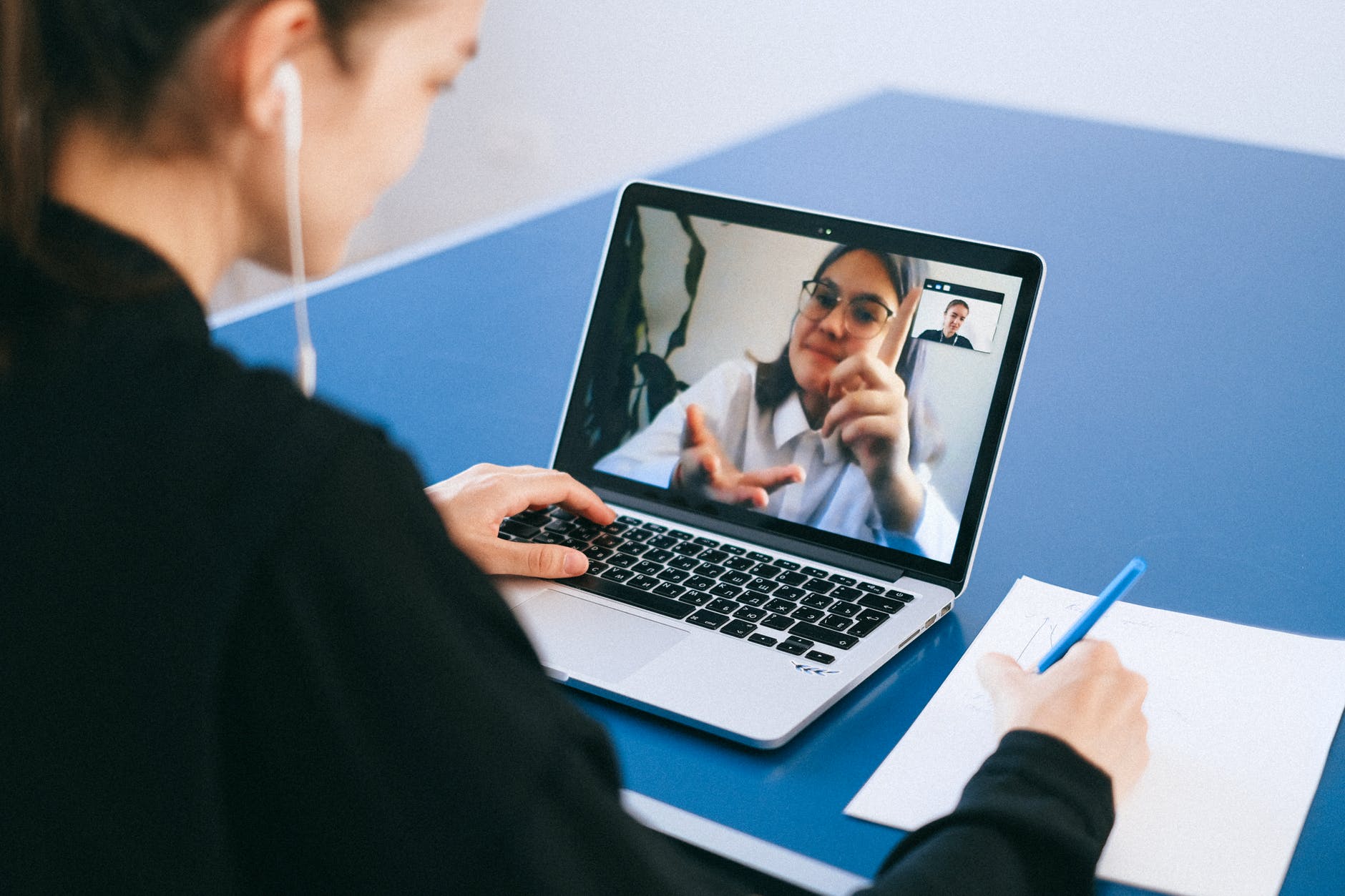 4 Compelling Reasons Why You Should Shift to Online Meeting